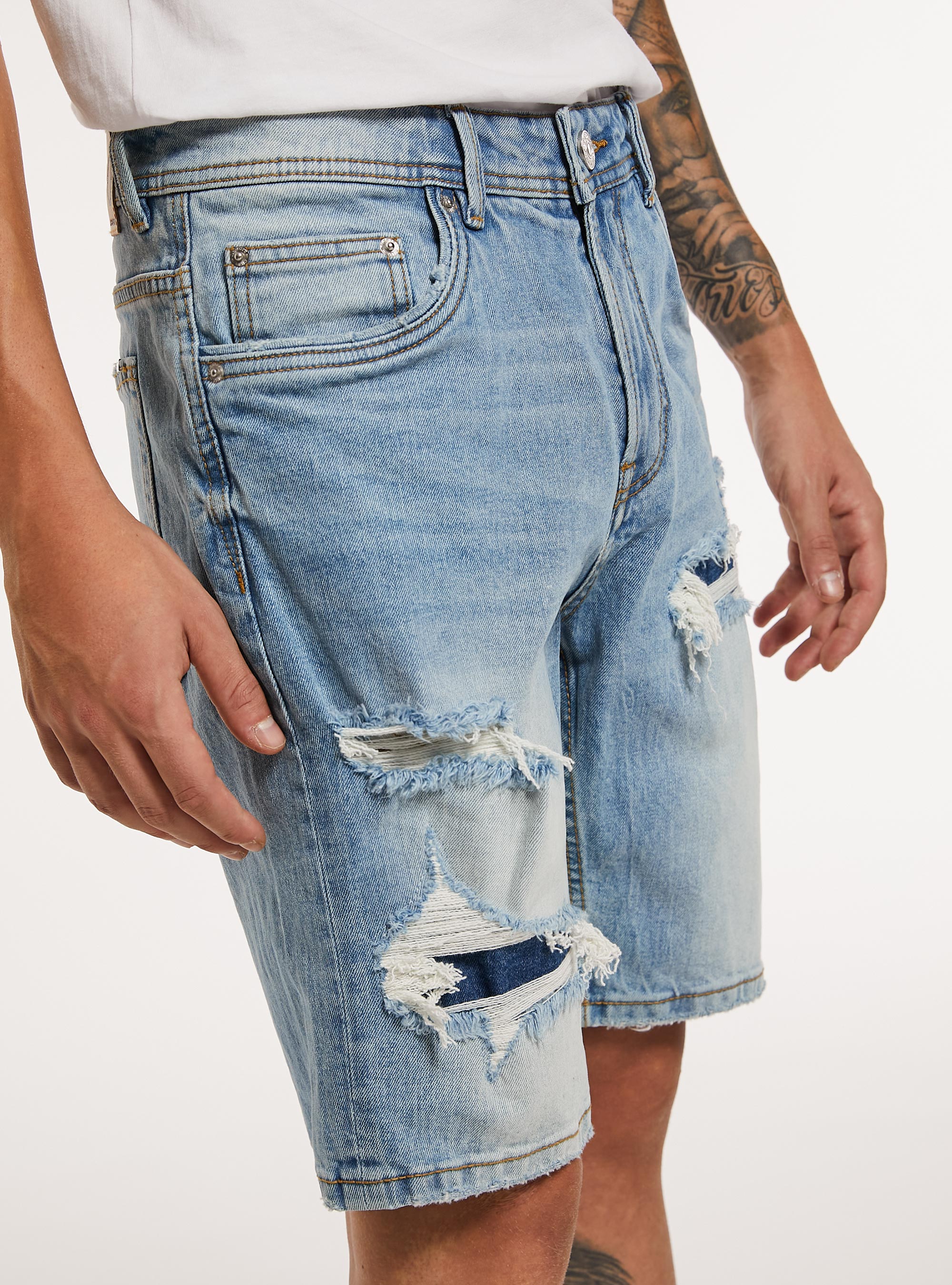 Slim Fit Stretch Denim Bermudas mit Rissen, D004 MEDIUM LIGHT BLUE