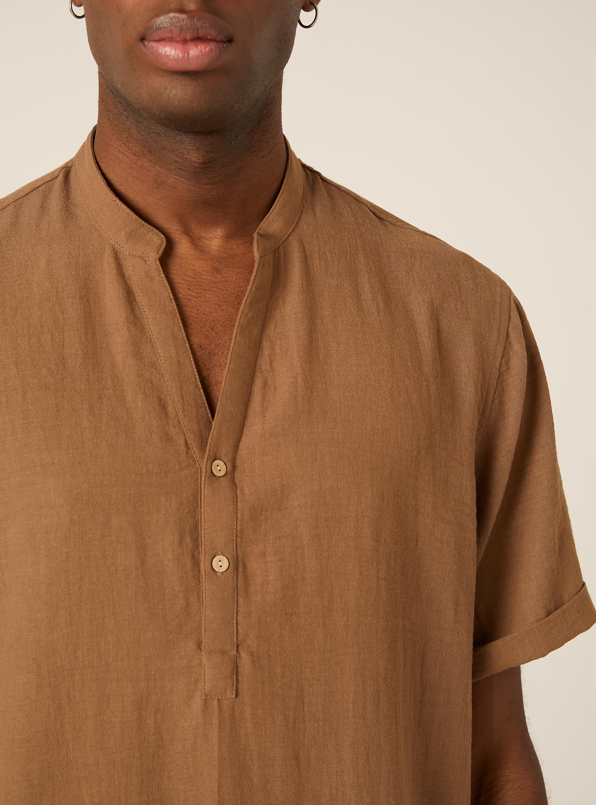 Camisa con cuello coreano, BR2 BROWN MEDIUM