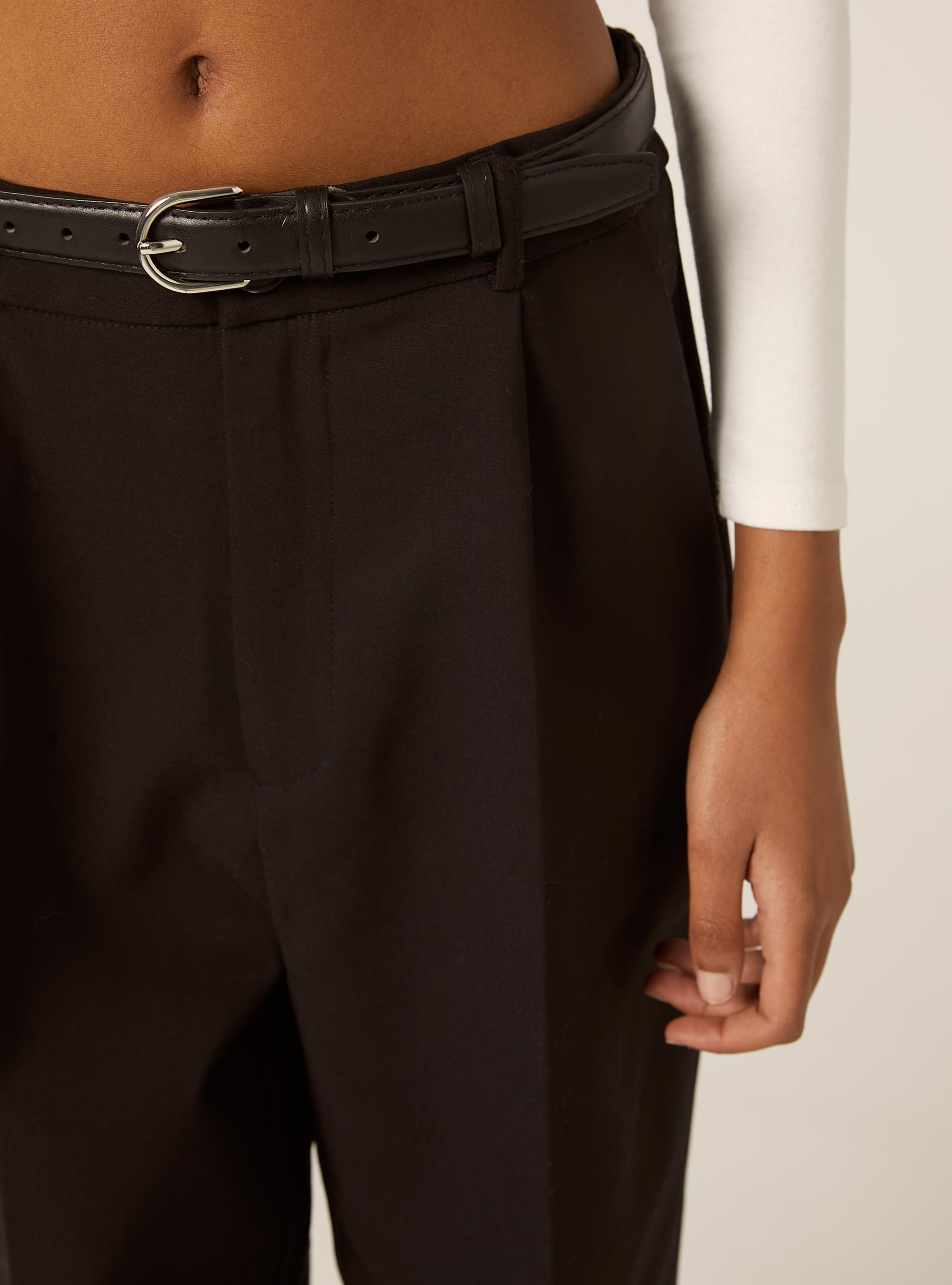 Pantalon ajust&eacute; avec ceinture, BK1 BLACK