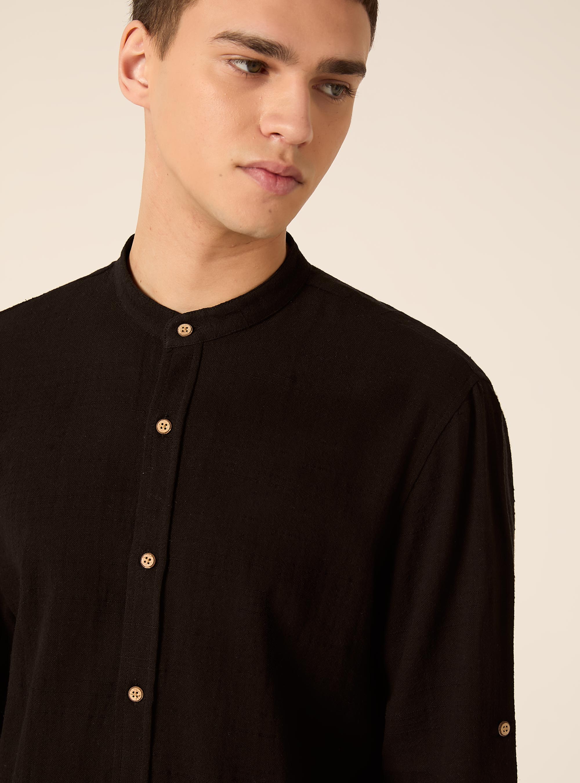 Camicia in misto lino con collo alla coreana, NERO