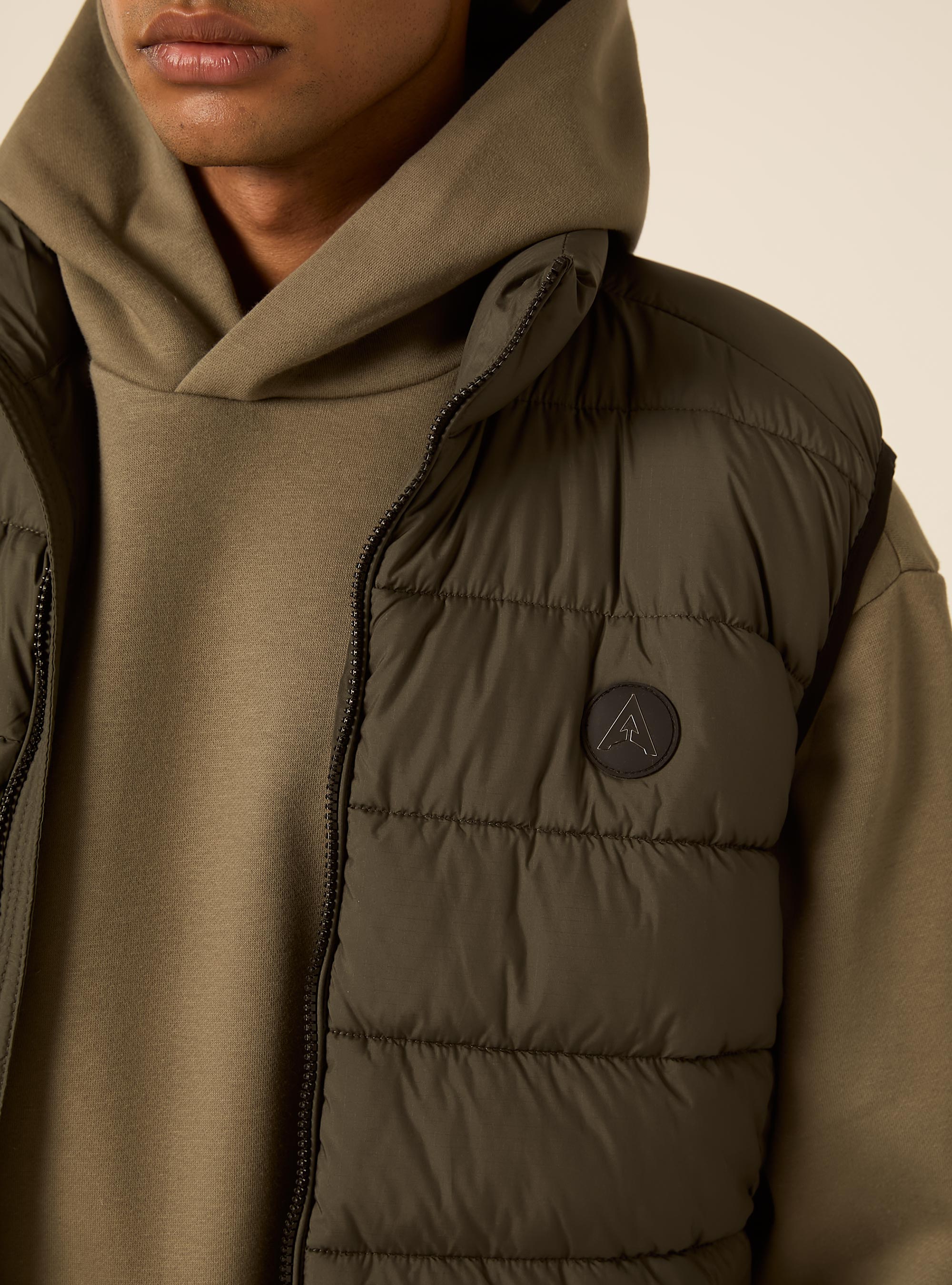 Basic solid padded gilet with patch, KY1 KAKY DARK