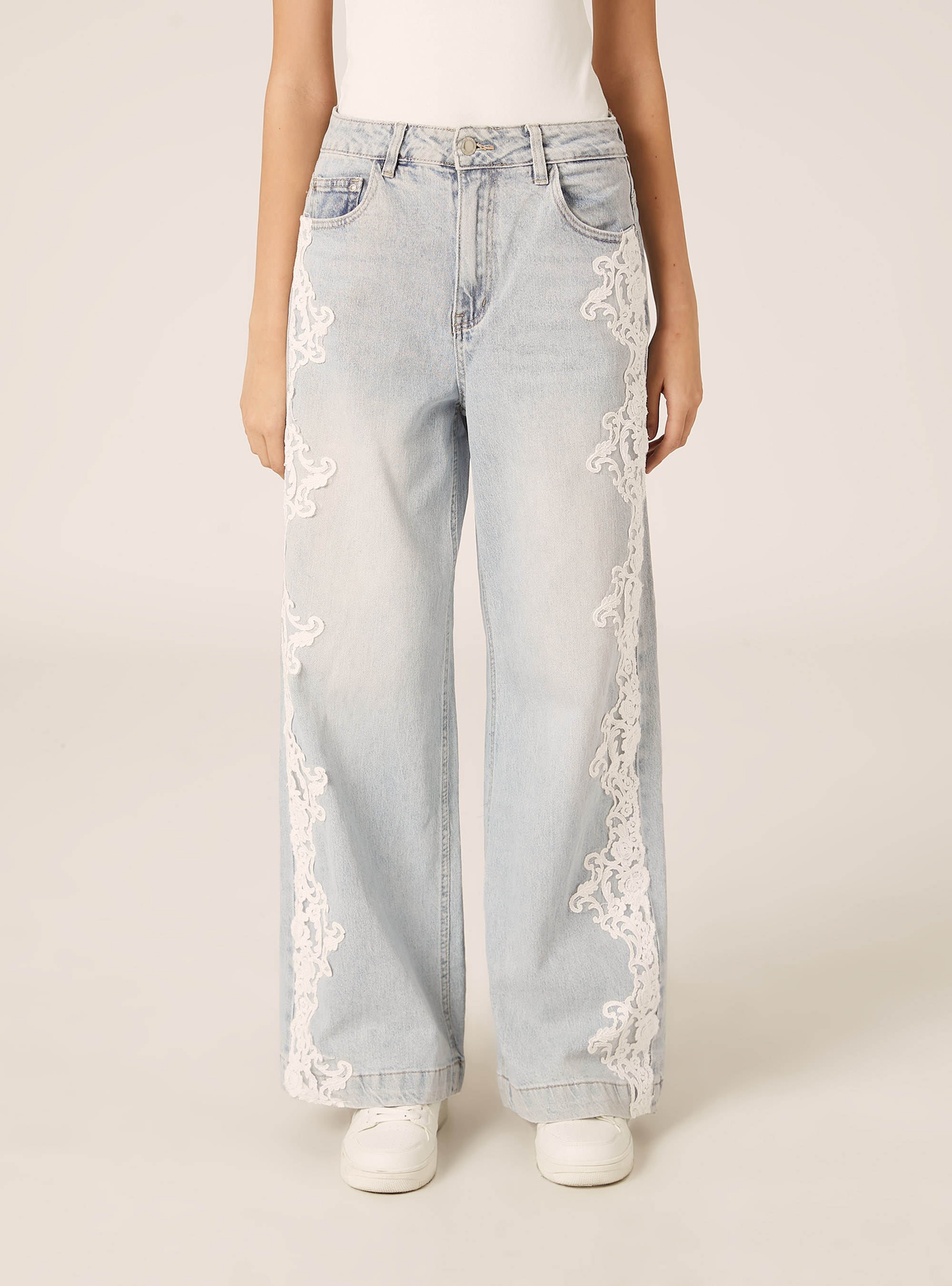 Jeans larges avec broderies, D006 AZURE