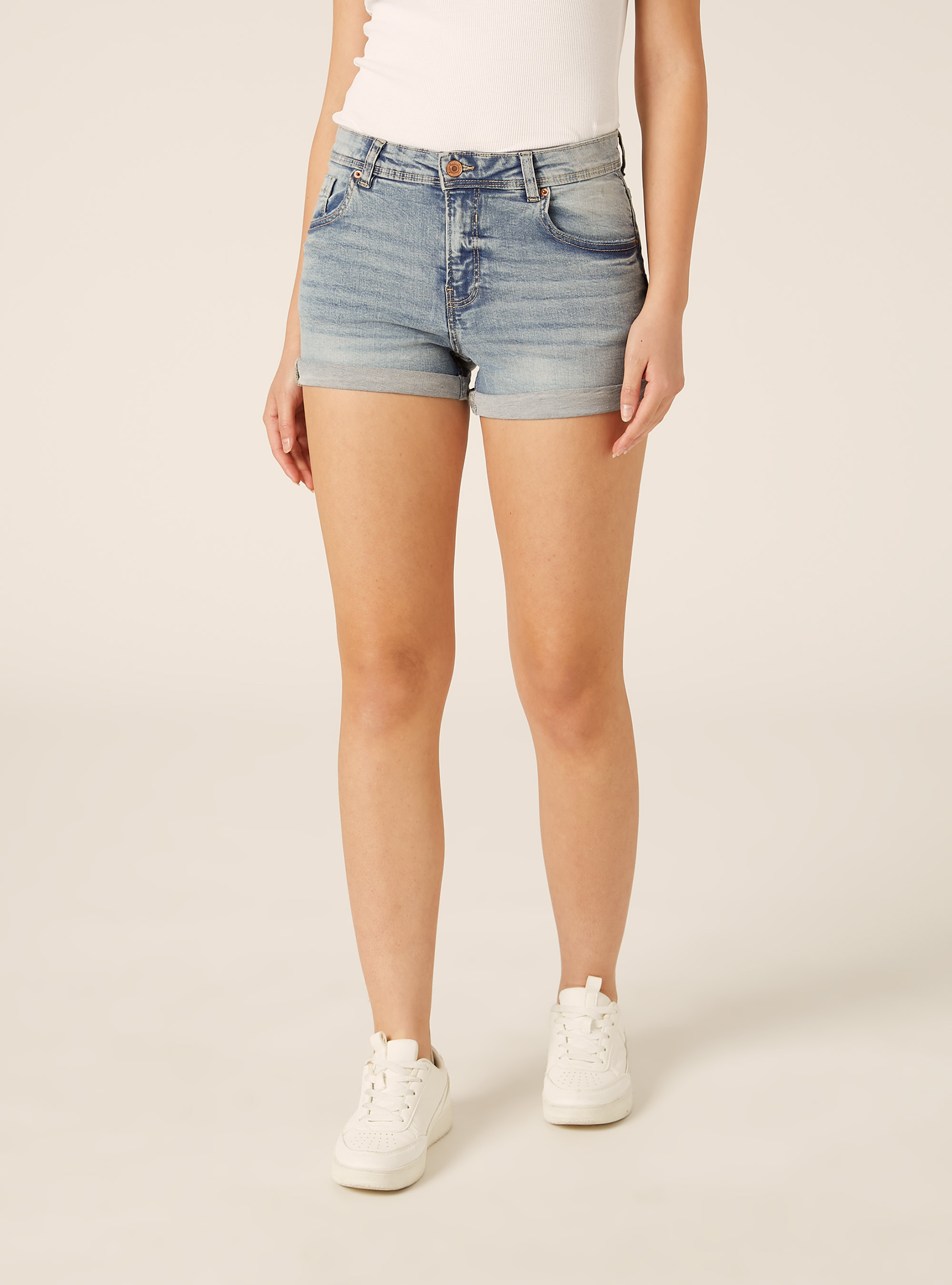 Eng anliegende Denim-Shorts mit Umschlag, D004 MEDIUM LIGHT BLUE