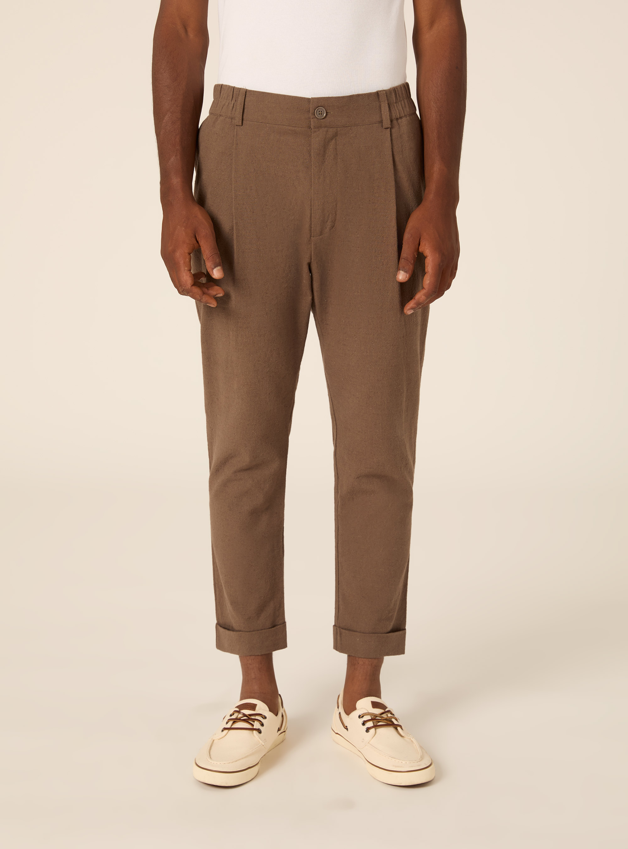 Pantalones Cropped Slim Fit con Pinzas, MBR2 BROWN MEL MED